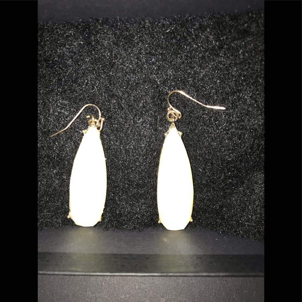 NWT 💕Pearl tone earrings... gold accent